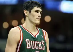 雷速-国际比赛日密尔沃基雄鹿备战NBA常规赛国际比赛日芝加哥公牛备战足总杯，菲尼克斯太阳窗口期回应争议瞬间刷屏的简单介绍